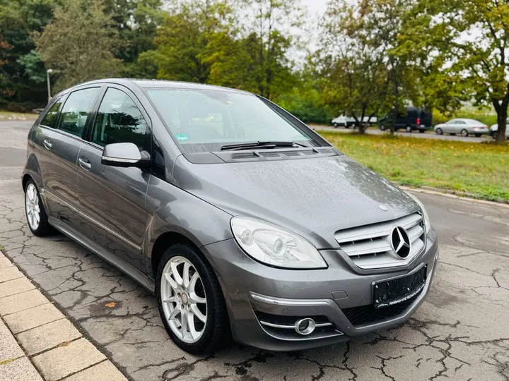 Mercedes-Benz B 180