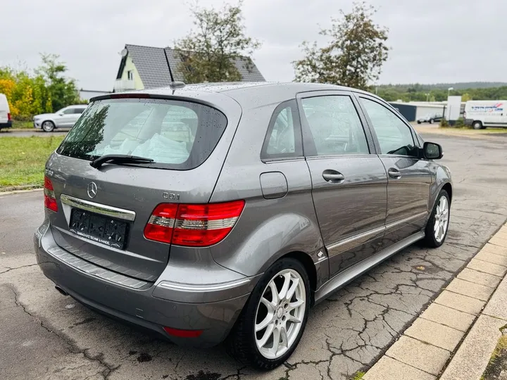 Mercedes-Benz B 180