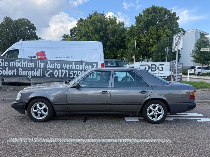 Mercedes-Benz E 230