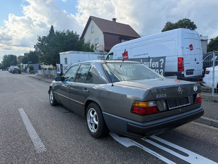 Mercedes-Benz E 230