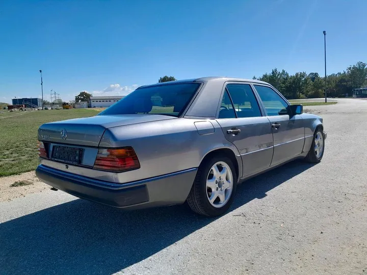 Mercedes-Benz 230