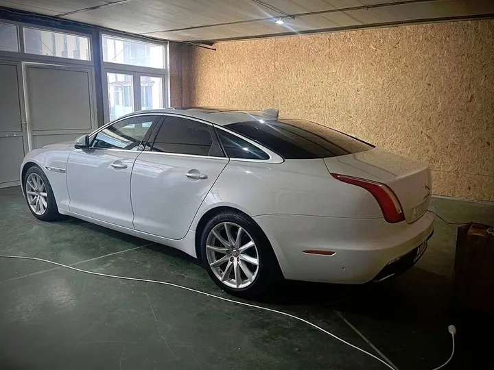 Jaguar XJ
