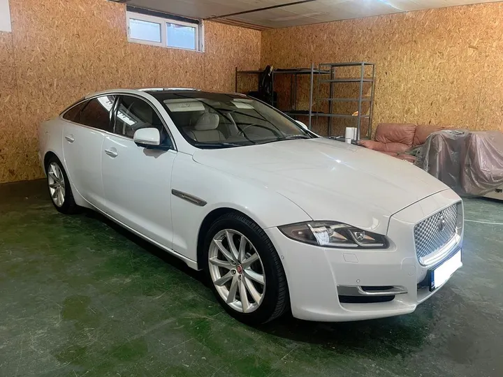 Jaguar XJ