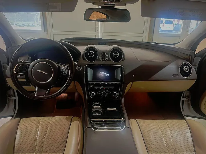 Jaguar XJ