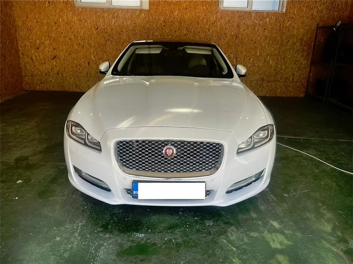 Jaguar XJ