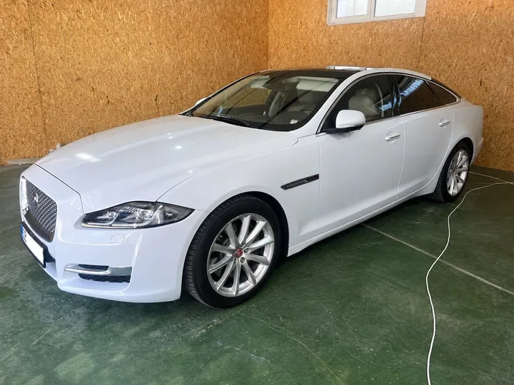 Jaguar XJ
