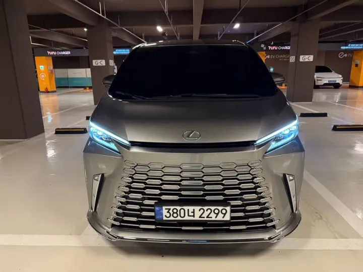 Lexus LM