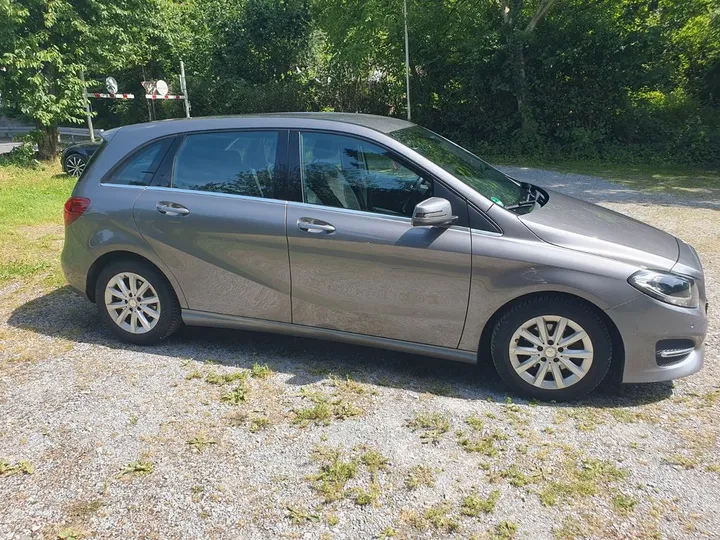 Mercedes-Benz B 180