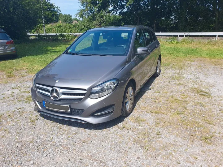 Mercedes-Benz B 180