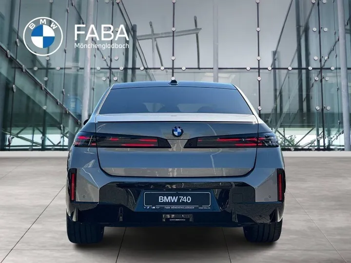 BMW 740