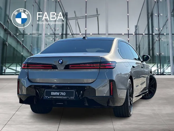 BMW 740