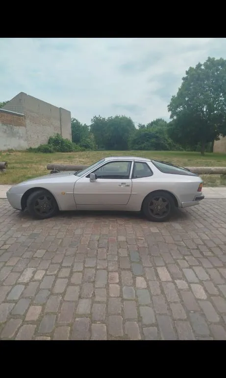 Porsche 944
