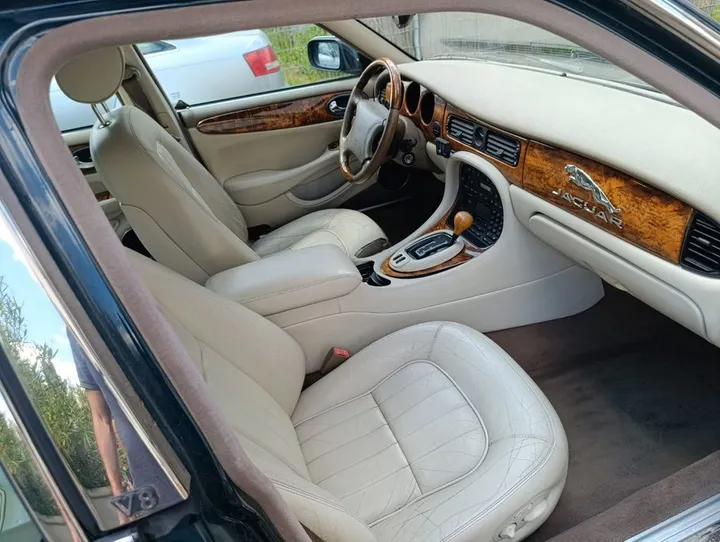 Jaguar XJ