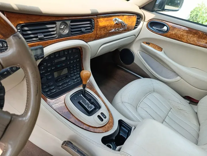 Jaguar XJ