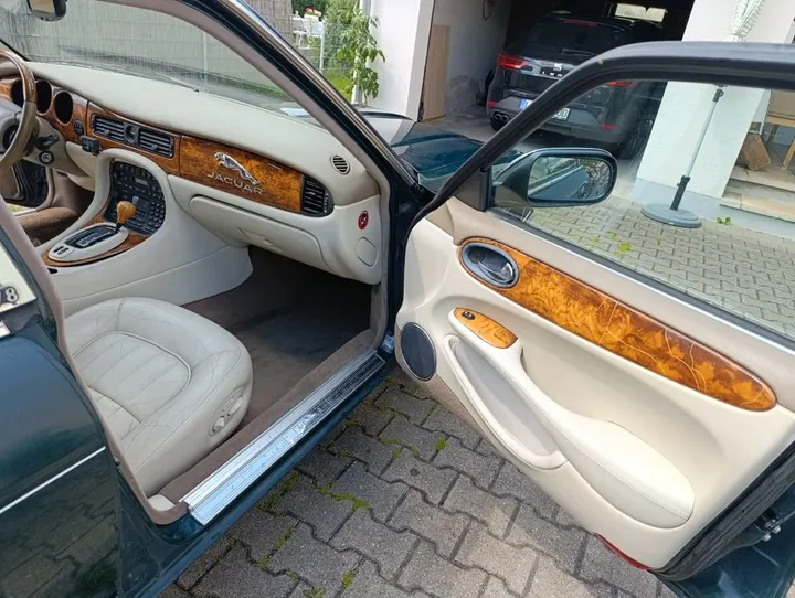 Jaguar XJ