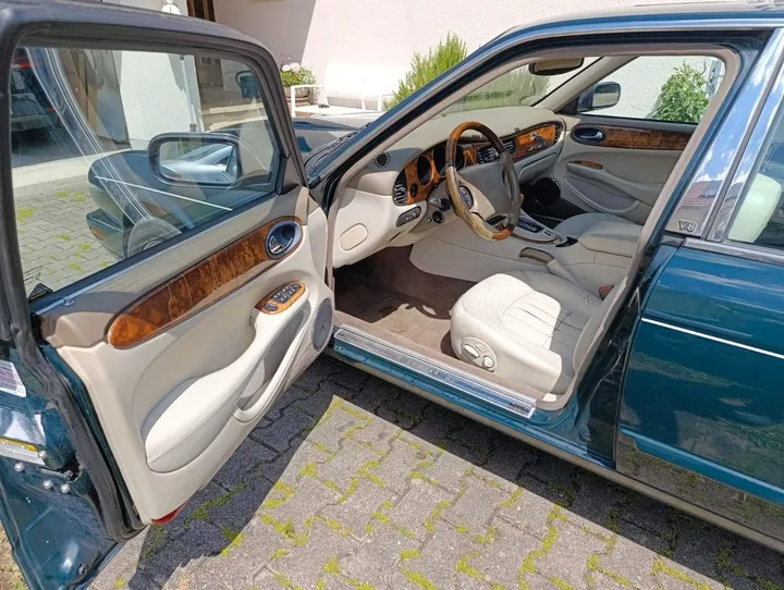 Jaguar XJ