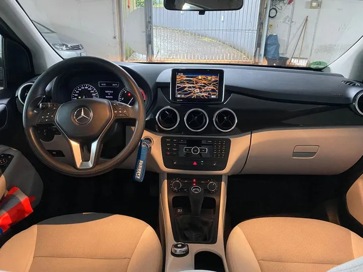 Mercedes-Benz B 180