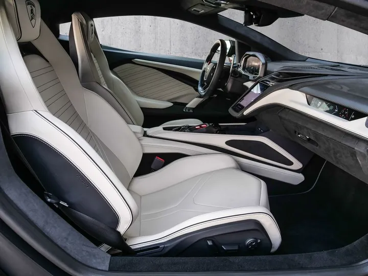 Lamborghini Revuelto