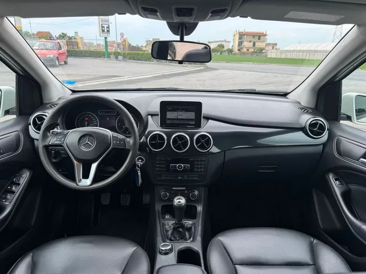 Mercedes-Benz B 180