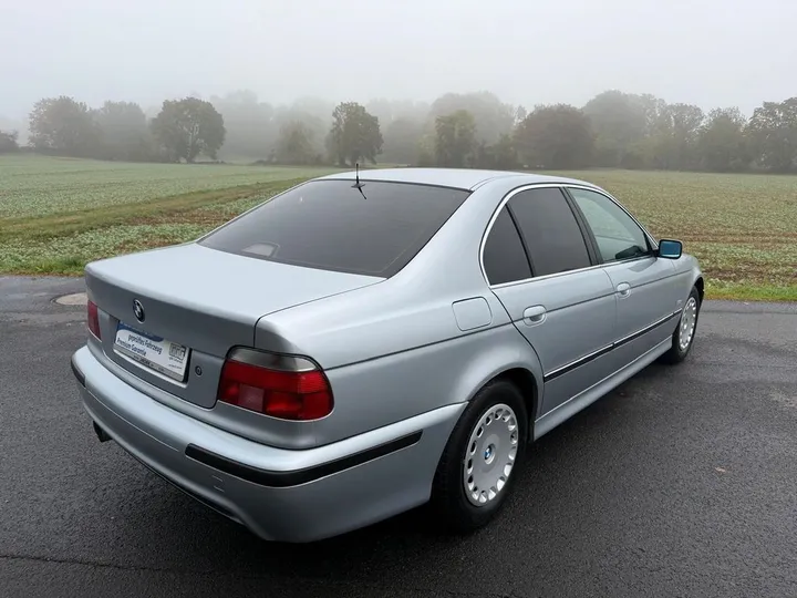 BMW 523