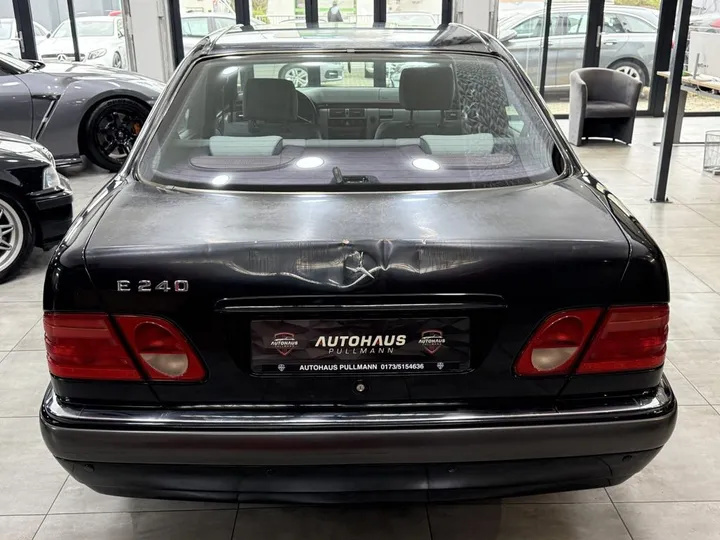 Mercedes-Benz E 240