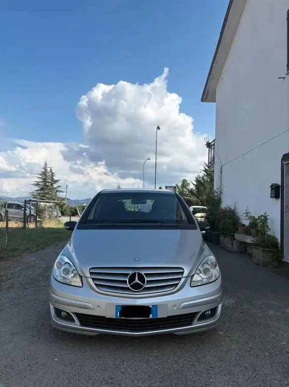 Mercedes-Benz B 200