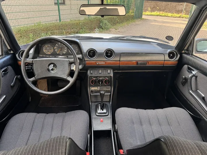 Mercedes-Benz 200