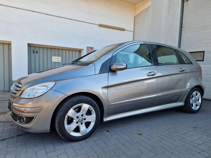 Mercedes-Benz B 180