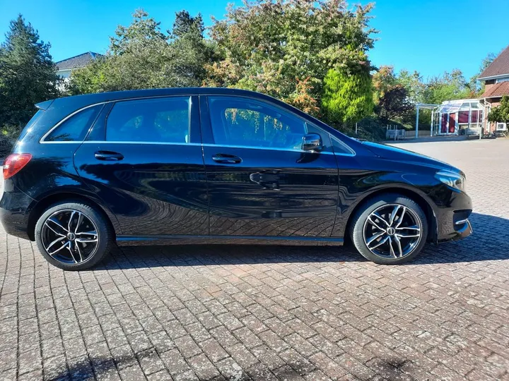 Mercedes-Benz B 180