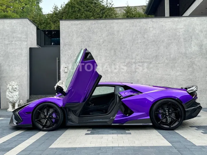 Lamborghini Revuelto
