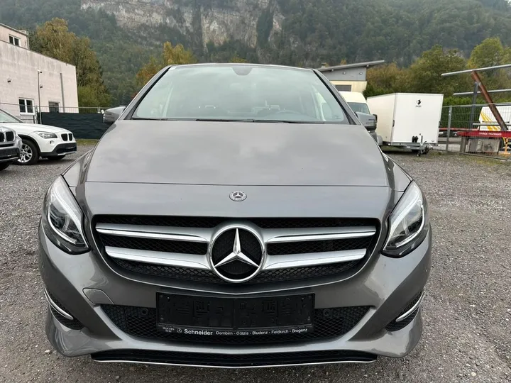 Mercedes-Benz B 180