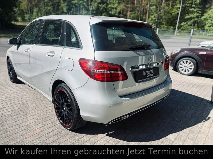 Mercedes-Benz B 180