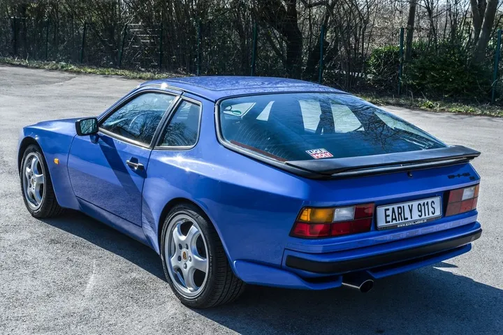 Porsche 944