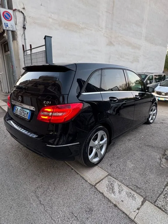 Mercedes-Benz B 180