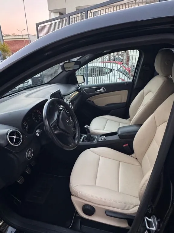 Mercedes-Benz B 180