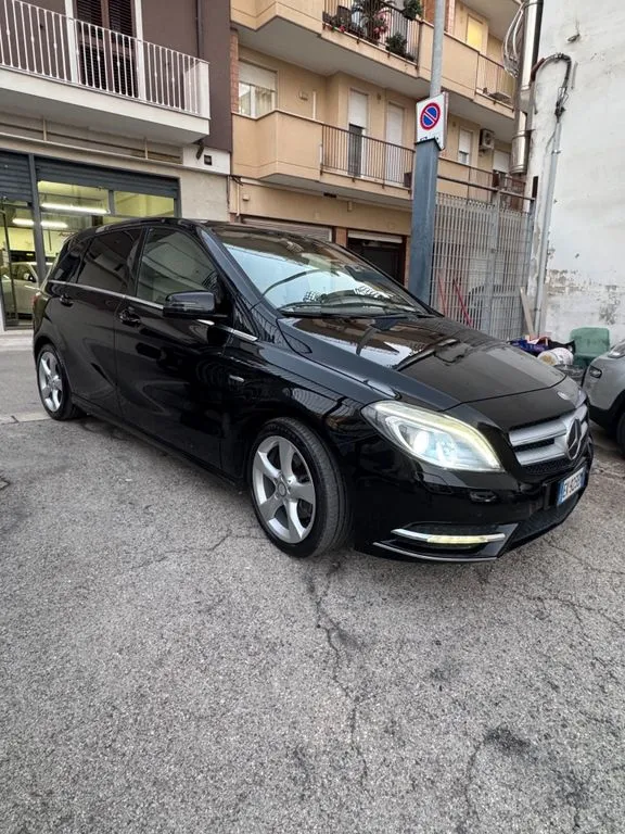 Mercedes-Benz B 180