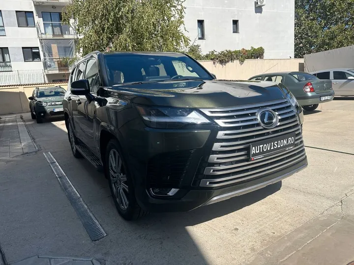 Lexus LX 700