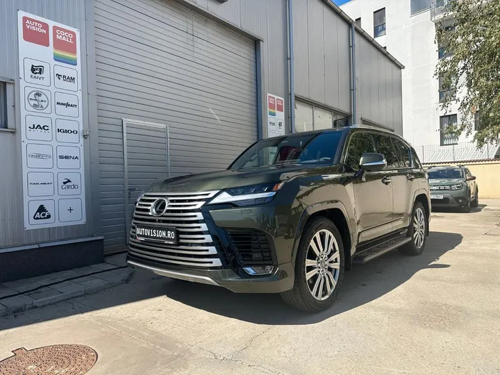 Lexus LX 700