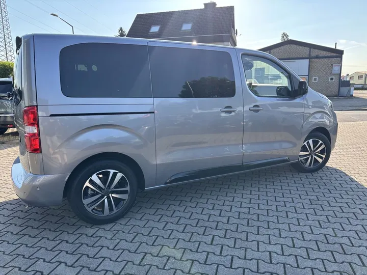 Peugeot Traveller