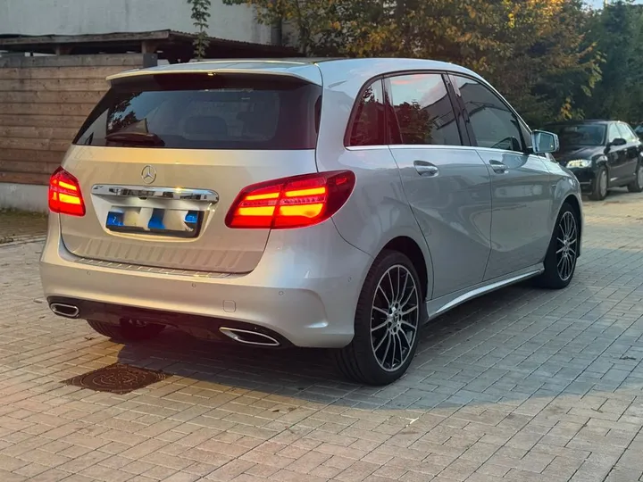 Mercedes-Benz B 220