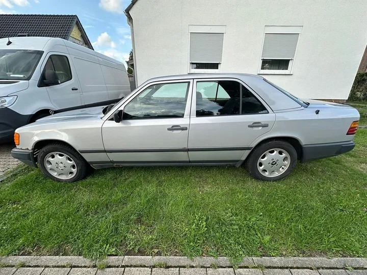 Mercedes-Benz E 230