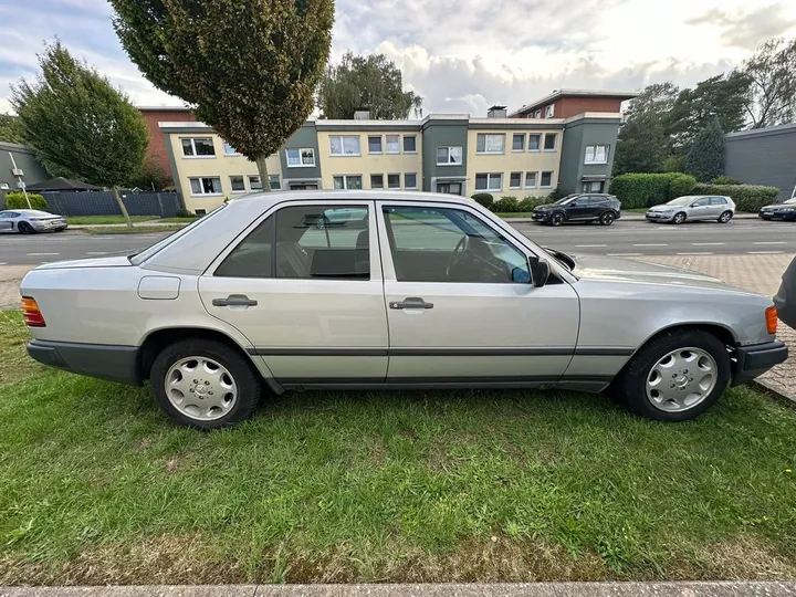 Mercedes-Benz E 230