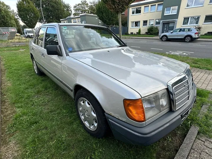 Mercedes-Benz E 230