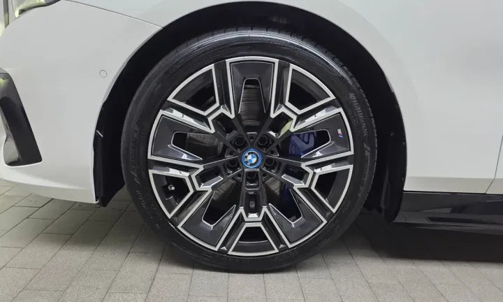 BMW i5