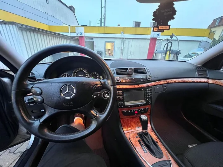 Mercedes-Benz E 230