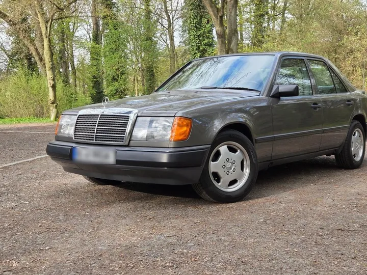 Mercedes-Benz 230