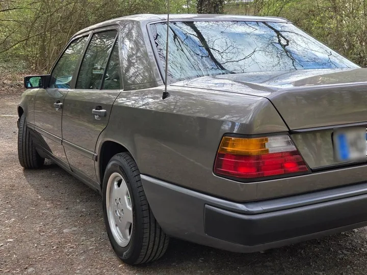 Mercedes-Benz 230