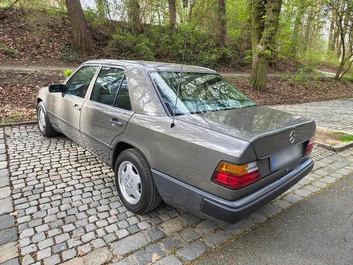 Mercedes-Benz 230