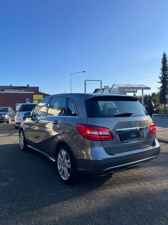 Mercedes-Benz B 180
