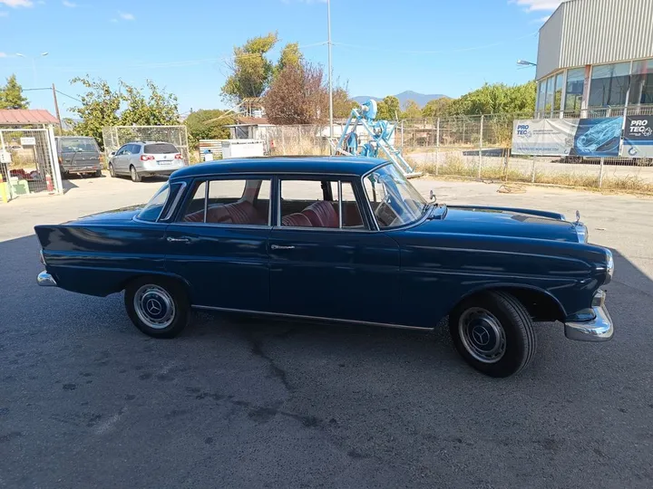 Mercedes-Benz 230